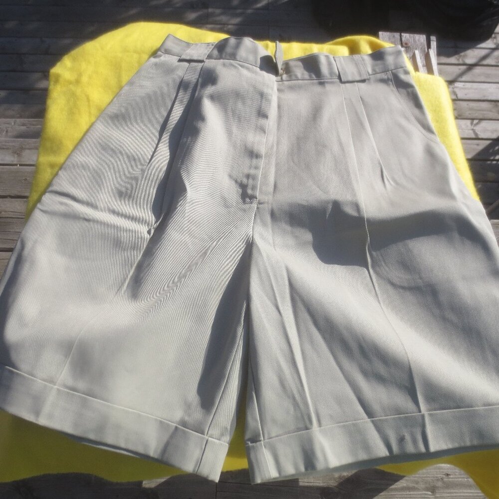 Brand New Women's Tilley's Endurables Safari Knee Length Shorts - Size 18.